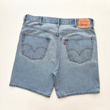Load image into Gallery viewer, Levi’s 550 Denim Shorts W38