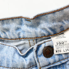 Load image into Gallery viewer, 90s Levi’s Denim Shorts W36