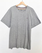 Load image into Gallery viewer, Tommy Hilfiger T-shirt (XL)