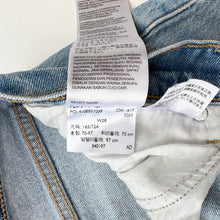 Load image into Gallery viewer, Women Levi’s Cropped Jeans W28 L25