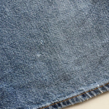 Load image into Gallery viewer, Levi’s 550 Denim Shorts W38