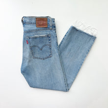 Load image into Gallery viewer, Women Levi’s Cropped Jeans W28 L25