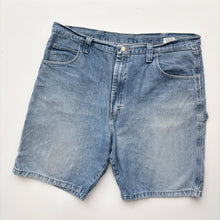 Load image into Gallery viewer, Wrangler Carpenter Shorts W40