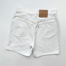 Load image into Gallery viewer, Women’s 90s Levi’s Shorts W28