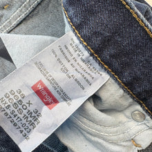 Load image into Gallery viewer, Wrangler Jeans W38 L32