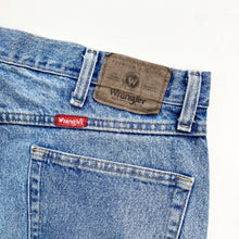 Load image into Gallery viewer, Wrangler Denim Shorts W38
