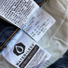 Load image into Gallery viewer, Levis 569 Denim Shorts W42