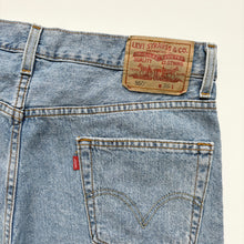Load image into Gallery viewer, Levis 550 Denim Shorts W36