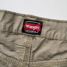 Load image into Gallery viewer, Wrangler Cargo Shorts W38