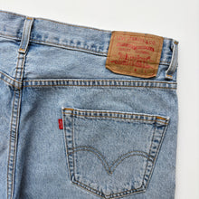 Load image into Gallery viewer, Levis 550 Denim Shorts W36
