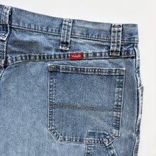 Load image into Gallery viewer, Wrangler Carpenter Shorts W40
