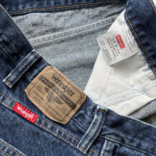 Load image into Gallery viewer, Wrangler Jeans W38 L29