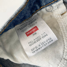 Load image into Gallery viewer, Wrangler Denim Shorts W38