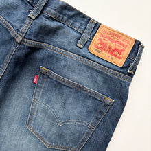 Load image into Gallery viewer, Levi’s 569 Denim Shorts W38