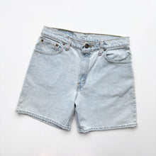 Load image into Gallery viewer, 90s Levi’s Denim Shorts W28