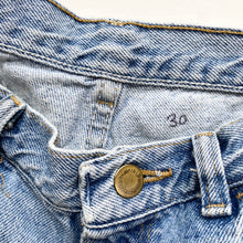 Load image into Gallery viewer, 90s Wrangler Denim Shorts W30