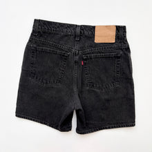 Load image into Gallery viewer, Women’s 90s Levi’s Shorts W28