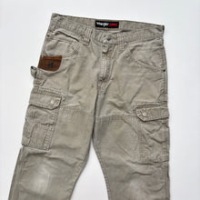 Load image into Gallery viewer, Wrangler Cargo Jeans W31 L32