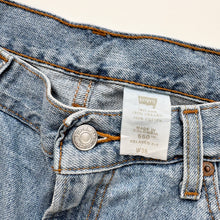 Load image into Gallery viewer, Levis 550 Denim Shorts W36