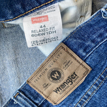 Load image into Gallery viewer, Wrangler Denim Shorts W44