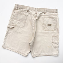 Load image into Gallery viewer, Wrangler Carpenter Shorts W42