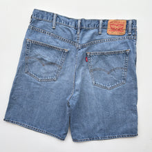 Load image into Gallery viewer, Levi’s 550 Denim Shorts W38