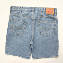 Load image into Gallery viewer, Levi’s 550 Denim Shorts W38