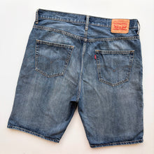 Load image into Gallery viewer, Levis 569 Denim Shorts W36