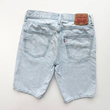 Load image into Gallery viewer, Levi’s 502 Shorts W32