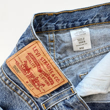 Load image into Gallery viewer, Levi’s 505 Shorts W32