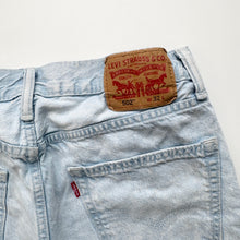 Load image into Gallery viewer, Levi’s 502 Shorts W32