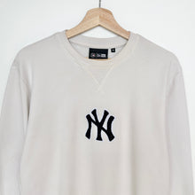 Load image into Gallery viewer, MLB New York Yankees Sweatshirt (M)