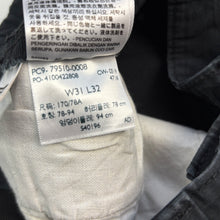 Load image into Gallery viewer, Levi’s Cargos W31 L30