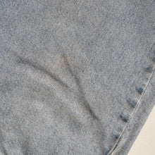 Load image into Gallery viewer, 90s Levis 550 Denim Shorts W36