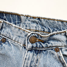 Load image into Gallery viewer, 90s Levi’s 550 Denim Shorts W26