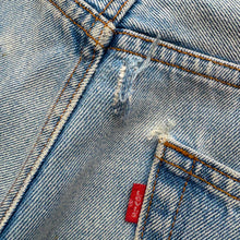 Load image into Gallery viewer, Levi’s 550 Denim Shorts W38