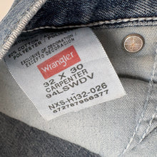 Load image into Gallery viewer, Wrangler Carpenter Jeans W32 L30