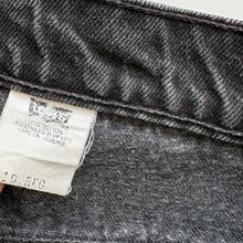 Load image into Gallery viewer, Women’s 90s Levi’s Shorts W28
