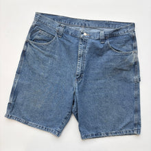 Load image into Gallery viewer, Wrangler Carpenter Shorts W40