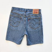 Load image into Gallery viewer, Levi’s 505 Shorts W32