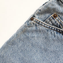 Load image into Gallery viewer, 90s Levi’s 550 Denim Shorts W26