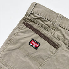 Load image into Gallery viewer, Wrangler Cargo Shorts W38