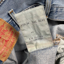 Load image into Gallery viewer, Levi’s 501 W38 L27