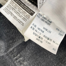 Load image into Gallery viewer, Levi’s 501 W38 L32
