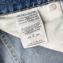 Load image into Gallery viewer, Distressed Wrangler Jeans W34 L30