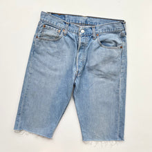 Load image into Gallery viewer, Levi’s 501 Shorts W33
