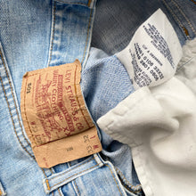 Load image into Gallery viewer, Levi’s 501 Shorts W33
