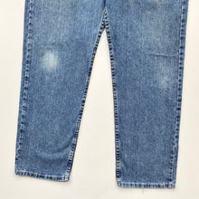 Load image into Gallery viewer, Distressed Wrangler Jeans W34 L30