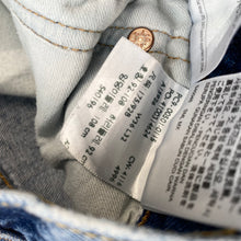 Load image into Gallery viewer, Distressed Levi’s 501 W36 L32