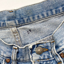 Load image into Gallery viewer, 90s Lee Denim Shorts W28